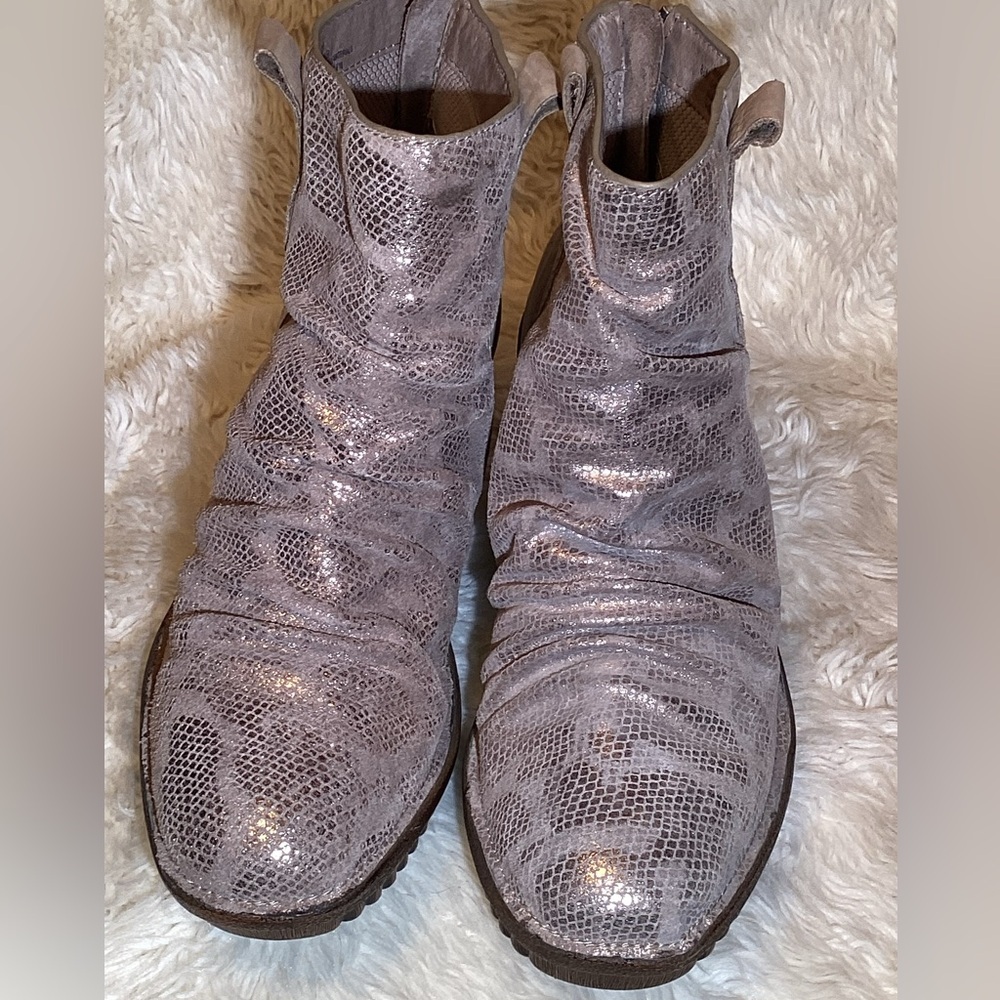 Bionica Distiney stone metallic womens wedge ankle boots size 8.5